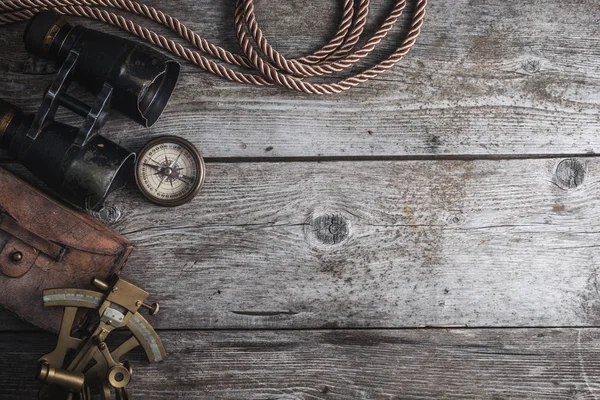 Med kompass, sextant och spyglass — Stockfoto