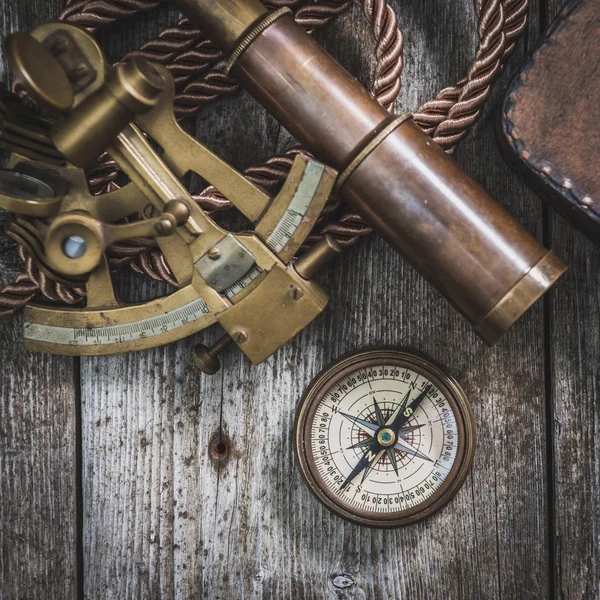 Med kompass, sextant och spyglass — Stockfoto