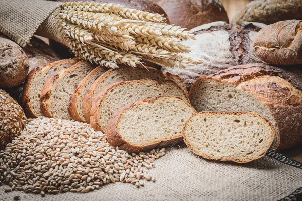 Taze ekmek ve buğday — Stok fotoğraf