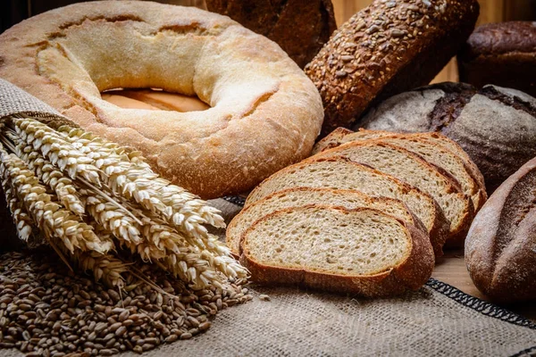 Frisches Brot und Weizen — Stockfoto