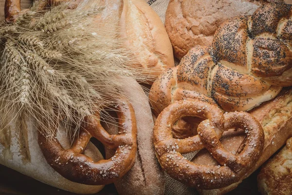 Pão fresco, croissants na madeira — Fotografia de Stock