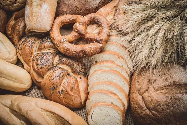 Pão fresco, croissants na madeira — Fotografia de Stock