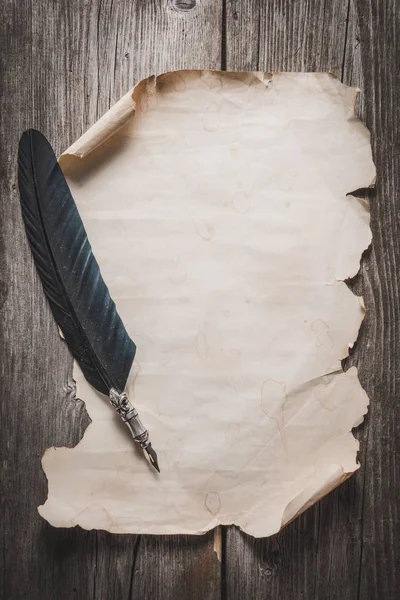 Old paper and fountain pen on the wooden board — Stock Photo, Image