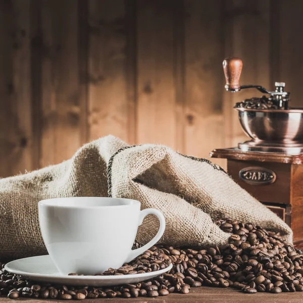 Kaffee und alte Kaffeemühle — Stockfoto