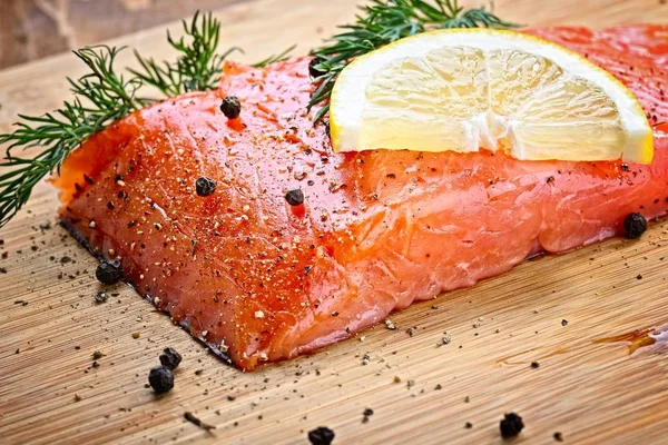 Peixe de salmão com ervas frescas, limão e pimenta — Fotografia de Stock