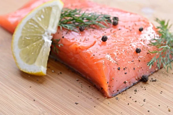 Peixe de salmão com ervas frescas, limão e pimenta — Fotografia de Stock
