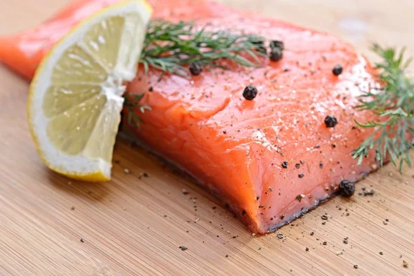 Poisson de saumon aux herbes fraîches, citron et poivre — Photo