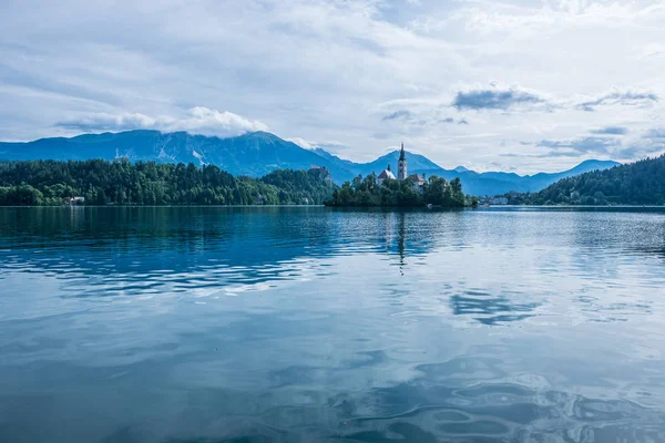 Weergave van de kerk van de Hemelvaart van de Maagd Maria op het meer van Bled — Stockfoto