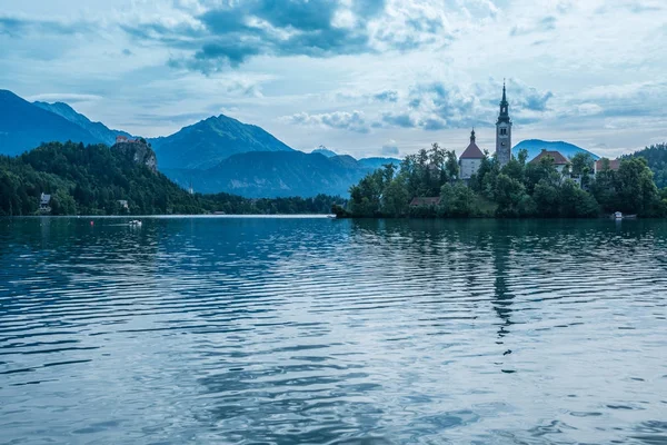 Vista da Igreja da Assunção da Virgem Maria no Lago Bled — Fotografia de Stock