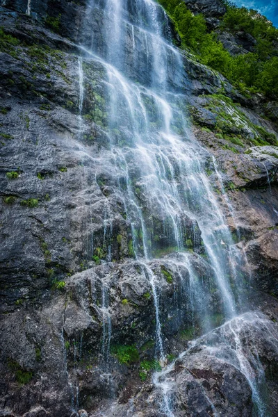 Водоспад у лісі — стокове фото