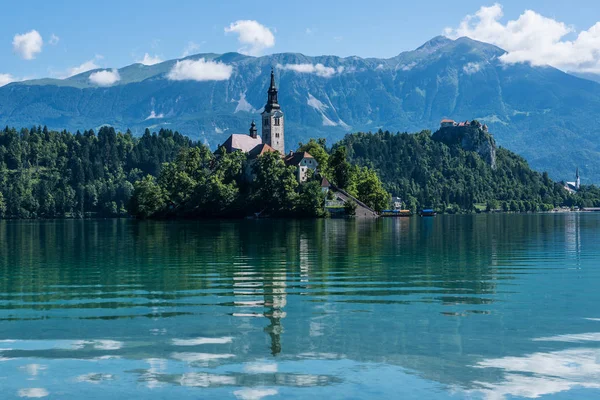Vista de la Iglesia de la Asunción de la Virgen María en el Lago Bled —  Fotos de Stock