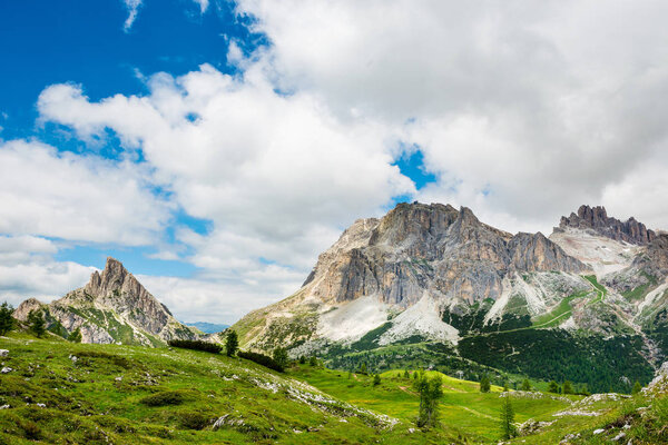 Доломиты альпы. Италия. Вид на скалу Лачои
