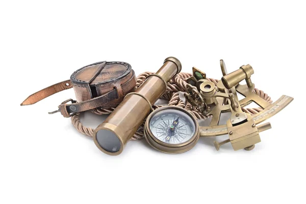 Kompass, sextant och spyglass på vita Royaltyfria Stockbilder