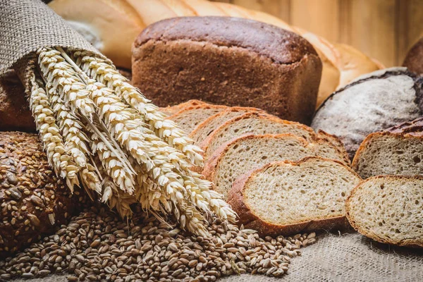 Vers brood en tarwe Stockafbeelding