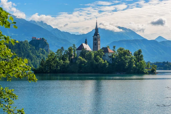 Utsikt över kyrkan av antagandet av Jungfru Maria på den sjön Bled Royaltyfria Stockbilder