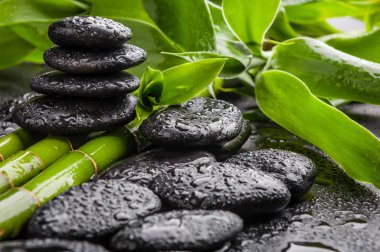 zen bazalt taşları ve bambu