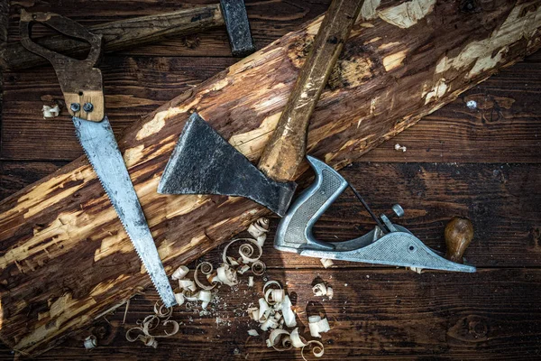 木の板に昔の大工道具 — ストック写真