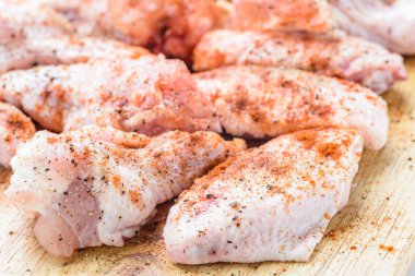 Çiğ tavuk kanadı.