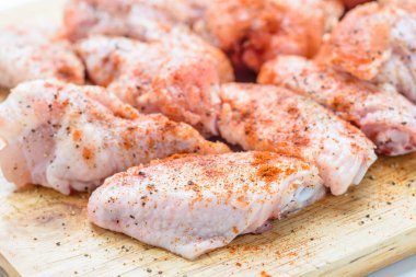 Çiğ tavuk kanadı.