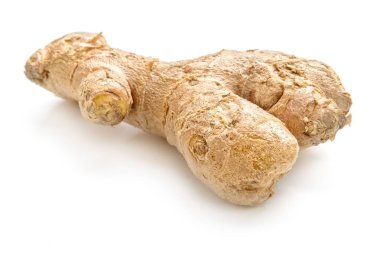 Beyaz arkaplanda taze zencefil 