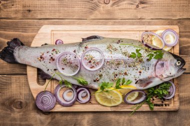 Gökkuşağı alabalık taze baharatlar ile