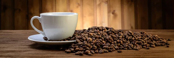 원두 커피와 나무 배경에 오래 된 커피 밀 정 — 스톡 사진