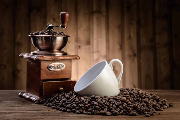 원두 커피와 나무 배경에 오래 된 커피 밀 정 — 스톡 사진