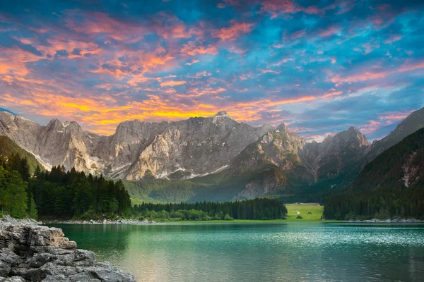 Alpine lake Di Laghi Fusine. Dolomiterna. Italien — Stockfoto