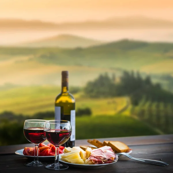 Натюрморт Червоне вино, сир і прошутто — стокове фото