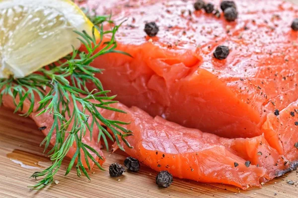 Lazac hal, friss fűszernövények, a citrom és a bors — Stock Fotó