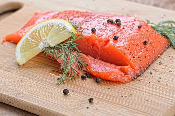 Peixe de salmão com ervas frescas, limão e pimenta — Fotografia de Stock