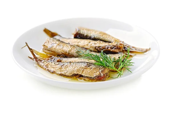 Sprats dans le plat isolé sur blanc — Photo