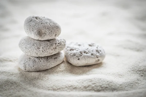 Zen πέτρες βασάλτη και μπαμπού που απομονώνονται σε λευκό — Φωτογραφία Αρχείου