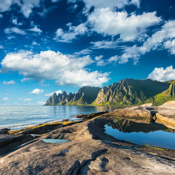 Piste vers Barden. Norvégienne, île de Senja Photos De Stock Libres De Droits