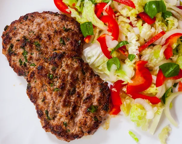 Beef burger with vegetables salad — Stock Photo, Image