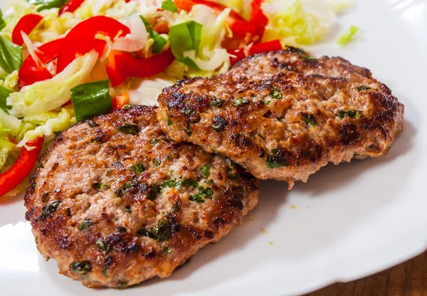 Rindfleisch-Burger mit Gemüsesalat — Stockfoto