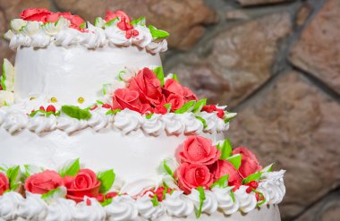 taştan bir duvar zemin karşı krem çiçekli pasta