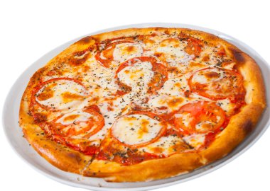 İtalyan margherita pizza domates, peynir, otlar ve fesleğen. beyaz izole. Üstten Görünüm