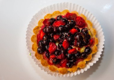 Yabani çilek ile tatlı. Tatlı tart yabani çilek, yaban mersini ve Frenk üzümü. Üstten Görünüm