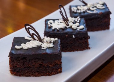 taze pişmiş kek-türü sünger kek çikolata ahşap masa ile