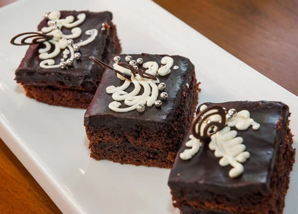 Versgebakken brownie-achtige biscuit met chocolade op houten tafel Rechtenvrije Stockfoto's