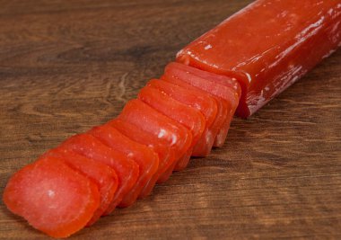 Kopya alanı ile ahşap tabloda salam dilimlenmiş.