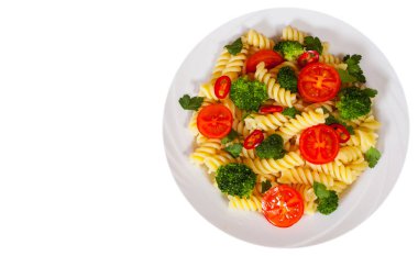 Düdük makarna domates ve brokoli bir plaka ile. Üstten Görünüm. beyaz izole