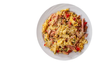 omlet jambon, sebze ve peynir bir plaka ile. Üstten Görünüm. beyaz izole