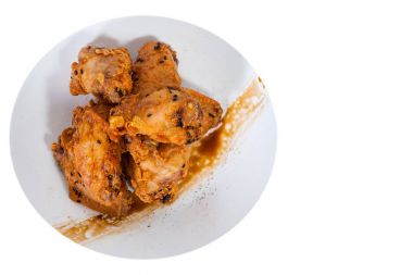 Soya sosu ve susam ile yapışkan Çin tavuk kanatları. Üstten Görünüm. beyaz izole