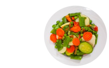 Karışık sebze bir plaka üzerinde. Üstten Görünüm. beyaz izole