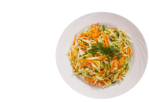 Salade de légumes frais au chou et à la carotte. vue de dessus. isolé sur blanc — Photo