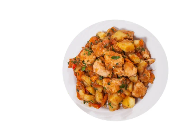 Fleischeintopf mit Kartoffeln, Paprika, Zwiebeln und Karotten. Ansicht von oben. isoliert auf weiß — Stockfoto