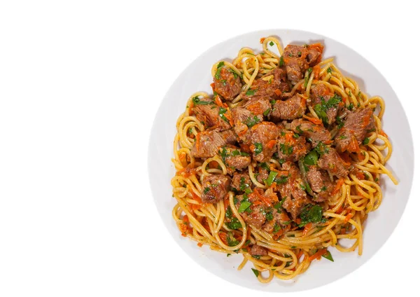 Darab hússal és zöldséggel, a spagetti. felülnézet. elszigetelt fehér — Stock Fotó