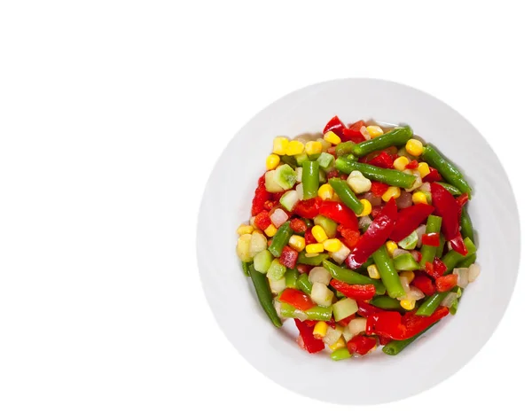 Змішані овочі на тарілці. вид зверху. ізольовані на білому — стокове фото